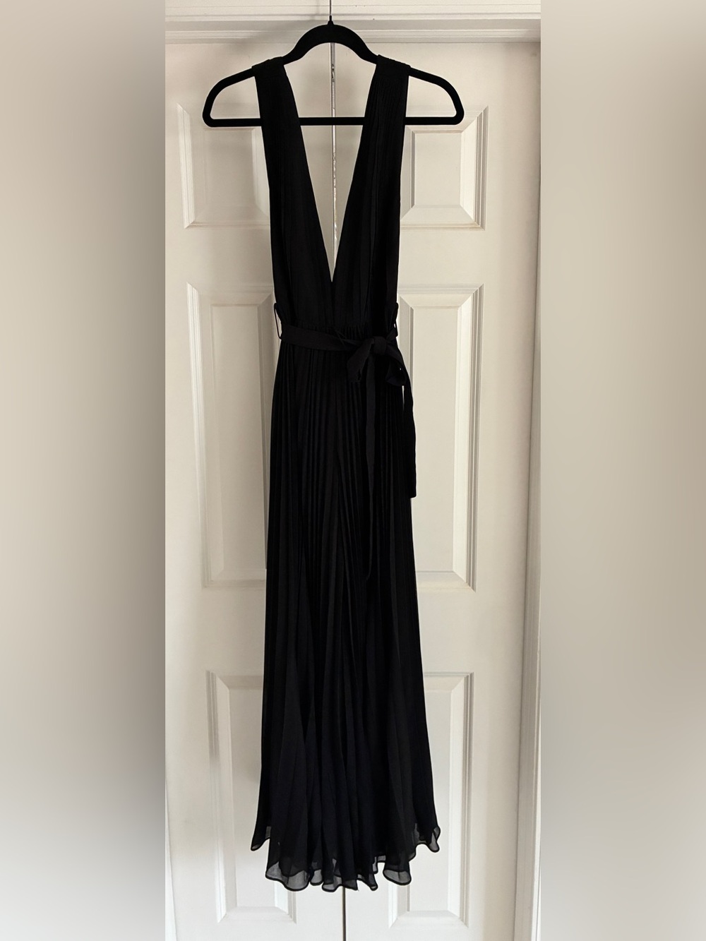 Fame and Partners Plunging Neck Pleated Wide Leg Jumpsuit size 6